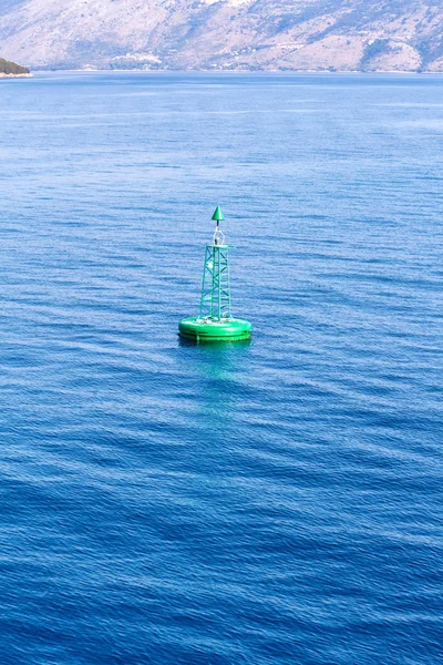 Boya verde flotando en el mar —  Fotos de Stock