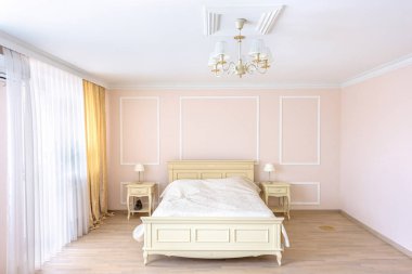 Beyaz daire iç tasarım yatak odası