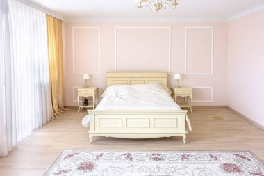 Beyaz daire iç tasarım yatak odası