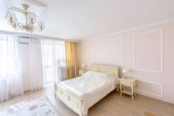 Beyaz daire iç tasarım yatak odası — Stok fotoğraf