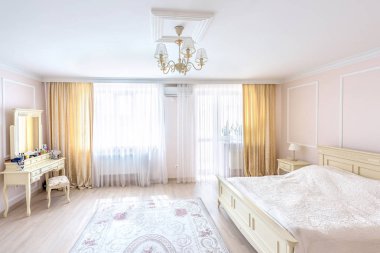 Beyaz daire iç tasarım yatak odası