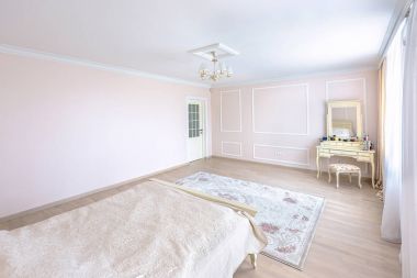 Beyaz daire iç tasarım yatak odası