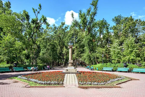 Central park met standbeeld van Alexander Puskin — Stockfoto