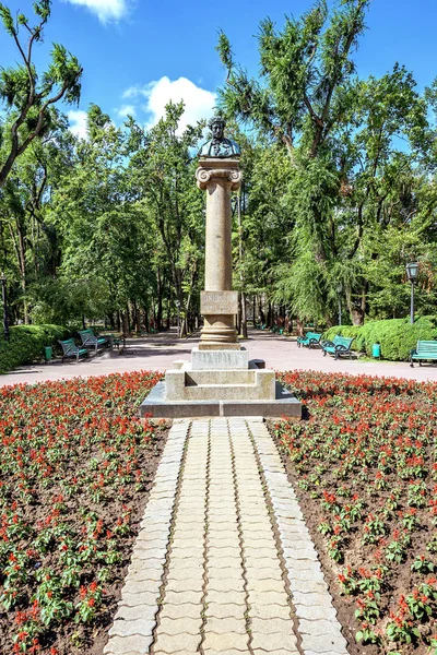 Central park met standbeeld van Alexander Puskin — Stockfoto