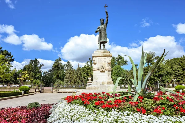 Central parque com estátua de stefan cel mare — Fotografia de Stock