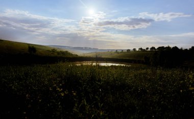 Ay ışınları parlayan üzerinde gece görünümü