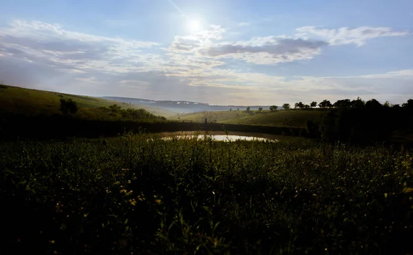 Ay ışınları parlayan üzerinde gece görünümü