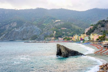 Güzel manzara mavi su, şehir ve yeşil dağ Rock