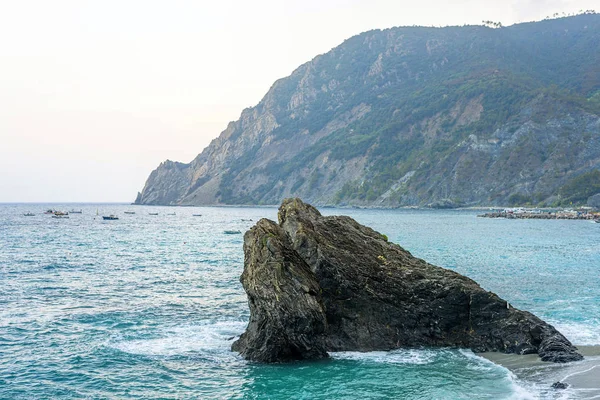 Piękny widok na skały w błękitne wody i zielonej góry — Zdjęcie stockowe