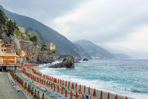 Güzel manzara mavi su, beachline ve Yeşil dağlar Rock — Stok fotoğraf