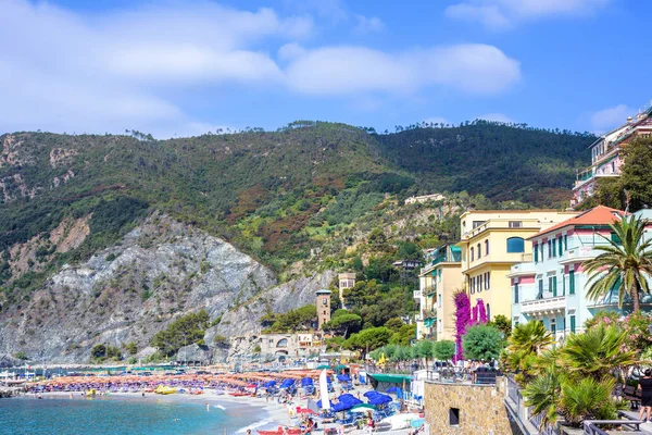 Bir Monterosso al Mare dağlar ve şehir sokakları binaları ile yaz görünümüne — Stok fotoğraf
