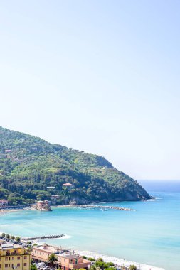 Güzel yaz yeşil dağlar, mavi deniz ve Levanto binaların görünümüne