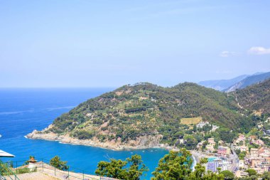 Güzel yaz görünümüne Bonassola şehir, deniz ve dağ İtalya