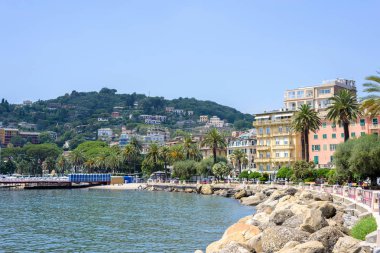 Gün ışığından yararlanma görünümüne dağlar, mavi deniz ve Rapallo şehir