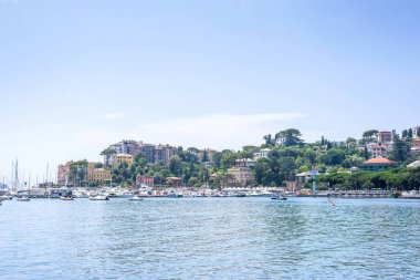 Gün ışığından yararlanma görünümüne dağlar, mavi deniz, beach iskelesinden ve Rapallo şehir