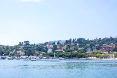 Gün ışığından yararlanma görünümüne dağlar, mavi deniz, beach iskelesinden ve Rapallo şehir