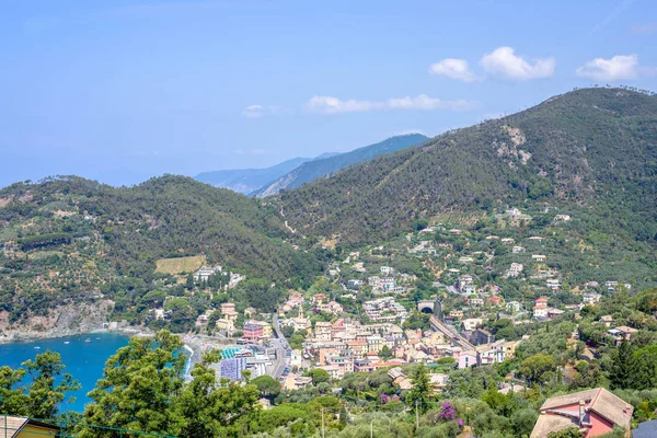 Hermosa vista de la luz del día a la ciudad de Bonassola, el mar y las montañas en Italia — Foto de Stock