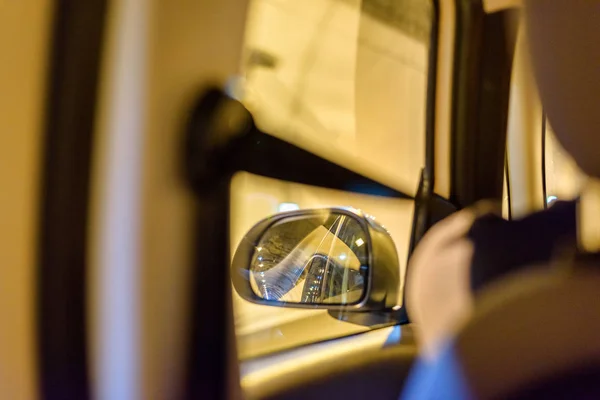 Vista al espejo izquierdo del coche desde el asiento trasero en el túnel — Foto de Stock