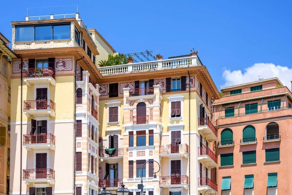 Vista diurna su appartamenti o hotel gialli e rossi a Rapallo — Foto Stock