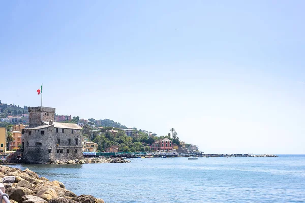 Vista de dia para montanhas, mar azul, cais de praia e cidade de Rapallo — Fotografia de Stock