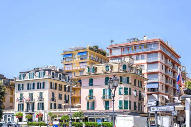 Gün ışığı güzel görüntülemek için Rapallo renkli binalar