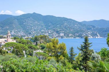 Gün ışığından yararlanma görünümüne dağlar, mavi deniz ve Rapallo şehir