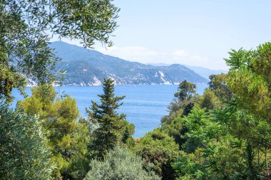 Gün ışığından yararlanma görünümüne dağlar, mavi deniz ve Rapallo şehir