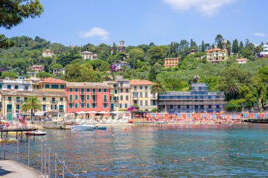 Rapallo şehir, beachline, dağlar ve gökyüzü gün ışığı görünümüne