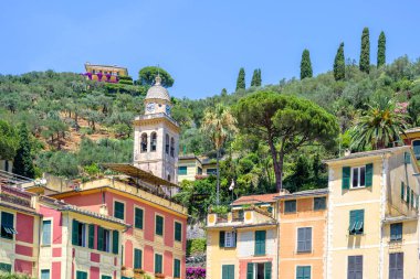 Güzel yaz dağlar ve Portofino binaların görünümüne