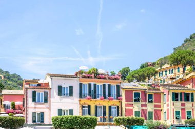 Güzel yaz dağlar ve Portofino binaların görünümüne