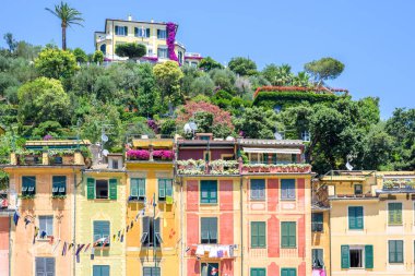 Güzel yaz dağlar ve Portofino binaların görünümüne