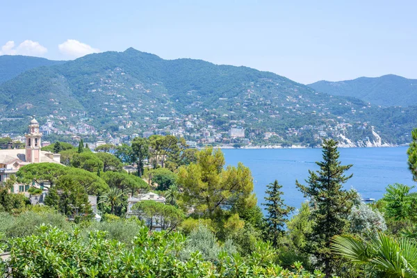 Gün ışığından yararlanma görünümüne dağlar, mavi deniz ve Rapallo şehir