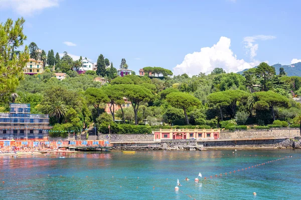 Gün ışığından yararlanma görünümüne dağlar, mavi deniz ve Rapallo şehir