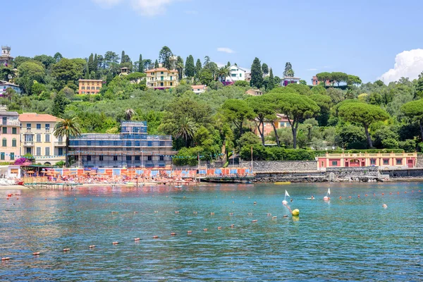 Rapallo şehir, beachline, dağlar ve gökyüzü gün ışığı görünümüne — Stok fotoğraf