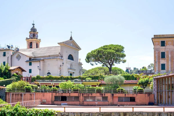 Letniego widok Kościoła i townbell w Rapallo, — Zdjęcie stockowe