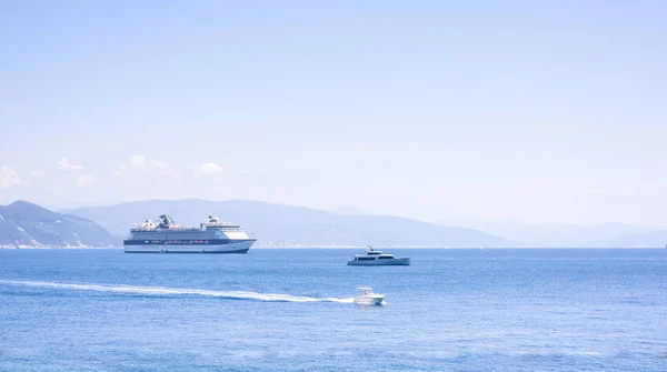 Hermosa vista de la luz del día a dos barcos vistos desde la acera —  Fotos de Stock