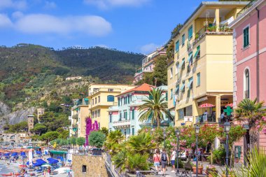 Bir Monterosso al Mare dağlar ve şehir sokakları binaları ile yaz görünümüne