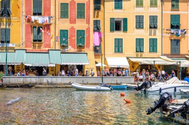 Gün ışığı güzel görüntülemek Portofino binaları ve sokakları ile turistler için