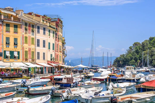 Gemi güzel yaz görünümüne su ve Portofino şehir binalarda