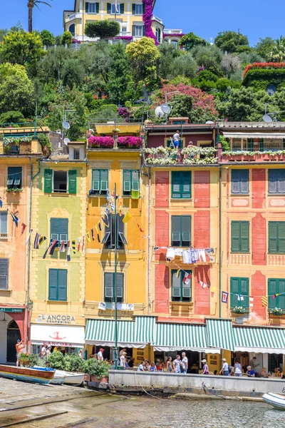 Luce del giorno bella vista su Portofino edifici e strade con turisti — Foto Stock