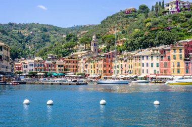 Gemi güzel yaz görünümüne su ve Portofino şehir binalarda