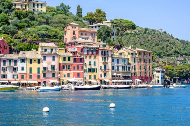 Gemi güzel yaz görünümüne su ve Portofino şehir binalarda