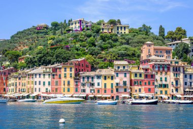 Gemi güzel yaz görünümüne su ve Portofino şehir binalarda