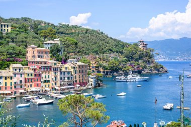 Gemi güzel yaz görünümüne su ve Portofino şehir binalarda