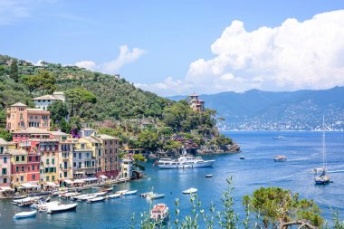 Gemi güzel yaz görünümüne su ve Portofino şehir binalarda