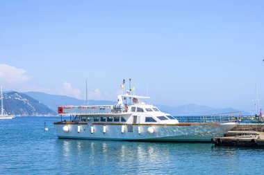 Güzel yaz görünümü su ve dağlar üzerinde seyir gemilere