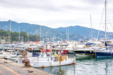 Gün ışığından yararlanma görünümü bağlantı noktasına tam park edilmiş tekneler