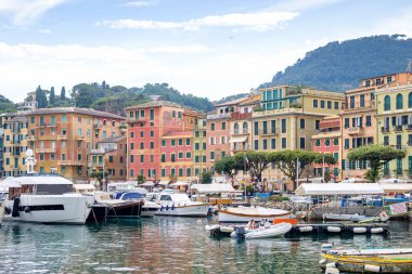 Gün ışığından yararlanma görünümü bağlantı noktasına tam park edilmiş tekneler