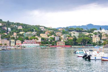 Park halindeki gemilerde su yakınındaki liman Santa Margherita Ligure
