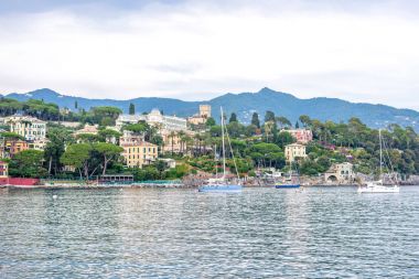 Gezi tekneleri insanlarla bağlantı noktası Santa Margherita Ligure yakınındaki